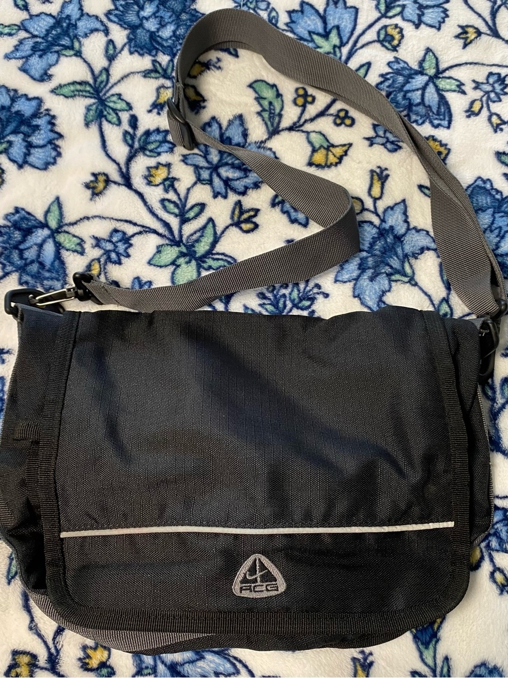 Vintage Y2K Nike ACG Crossbody Tech Messenger Side Bag Athletic Laptop 13x9”